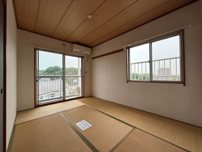 【和室】 | メゾン池田 | 南西向き和室6帖☆バルコニーに繋がる角部屋二面採光の落ち着くお部屋です！和室は冬場はコタツでほっこり♪夏は意外と涼しくて使い勝手がいいんですよ♪エアコンを完備しています♪
