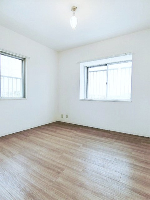 【洋室】 | メゾン池田 | 洋室6帖☆角部屋二面採光のお部屋です！寝室や子供部屋としておすすめです！勉強も捗りそう！出窓には写真や小物を飾れるので、お部屋が華やぎますね☆