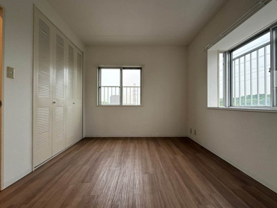 【洋室】 | メゾン池田 | 洋室6帖☆角部屋二面採光のお部屋です！寝室や子供部屋としておすすめです！勉強も捗りそう！出窓には写真や小物を飾れるので、お部屋が華やぎますね☆