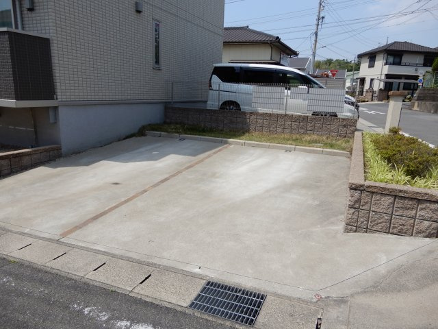 リヴェールHANAの駐車場