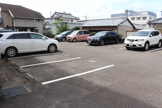 オーヴⅢの駐車場