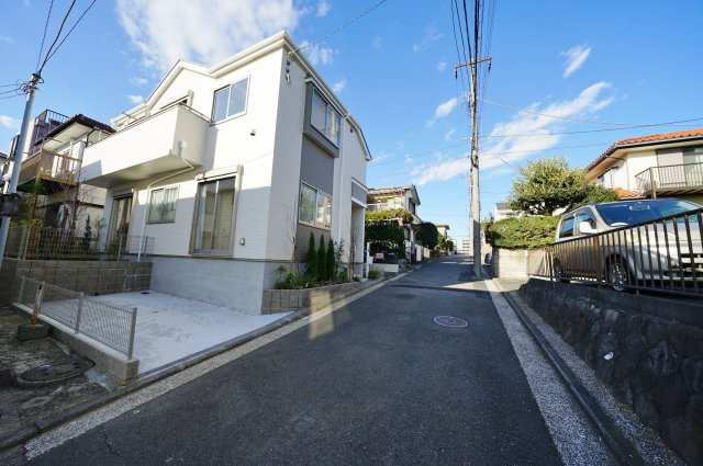 保土ヶ谷区法泉2丁目　新築戸建の前面道路含む現地写真