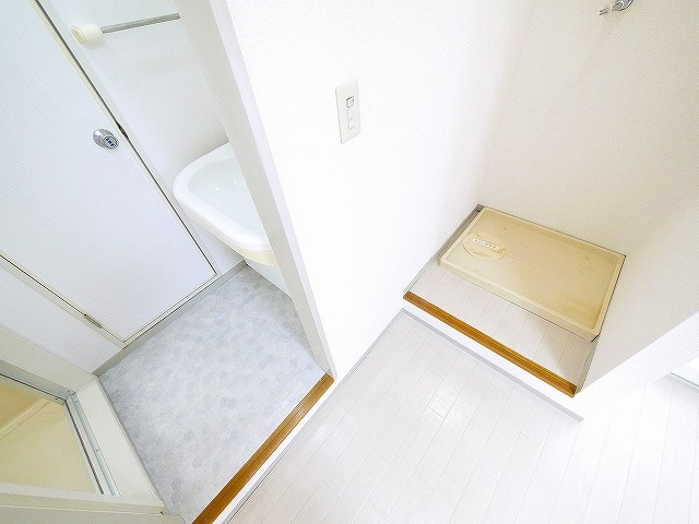 レジデンス西ノ京Aの洗面所|脱衣スペースもあります