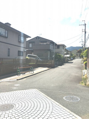 【前面道路含む現地写真】 | 大津市仰木の里2丁目6-13　中古戸建 | 外観 北側6ｍ道路（東側から）
