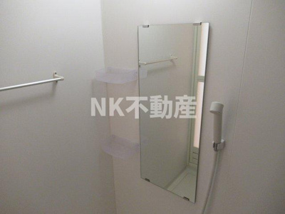【浴室】 | social village(ソシアル　ヴィレッジ）（荒本賃貸） | お風呂に鏡があります