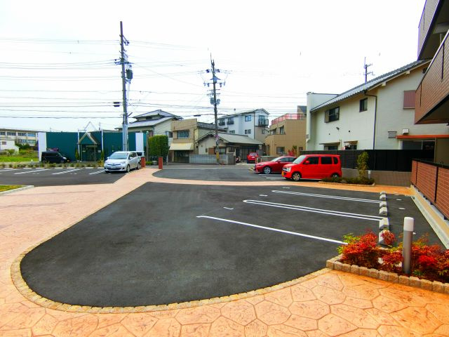 カンフリエイーストの駐車場