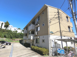 【外観】 | ペットOK！ワンちゃんと一緒に暮らせる3階建てアパートです☆最寄りバス停まで徒歩1分♪雨の日の通勤やお出かけもバス利用でスムーズです♪