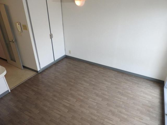 エスポワール鶴島の洋室