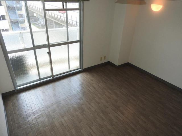 エスポワール鶴島の洋室