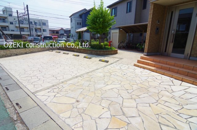 パウロニアの駐車場