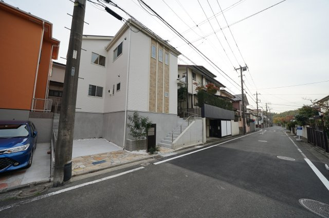 保土ヶ谷区境木本町　新築戸建ての前面道路含む現地写真