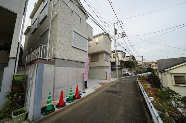 保土ヶ谷区権太坂３丁目　全２棟新築戸建て【成約】の前面道路含む現地写真