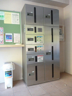 【エントランス】 | 共用エントランスには宅配BOXがあるので荷物の受け取りもスムーズに♪再配達の手間がかからないのが魅力◎