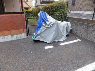 【その他共用部分】 | 敷地内にバイク置き場を完備しています！バイクがあれば通勤・通学、お買い物にも便利ですね♪