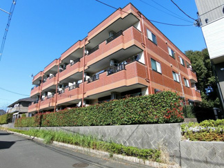 【外観】 | 小田急線「栗平」駅より徒歩6分！便利な立地の3階建てマンションです♪通勤通学はもちろん、お買い物やお出かけにもGood☆