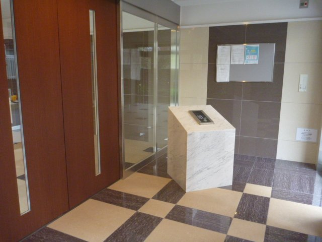 ファーストフィオーレ京橋パークフロント BRAVI不動産のエントランス|【ファーストフィオーレ京橋パークフロント】落ち着いたエントランスです