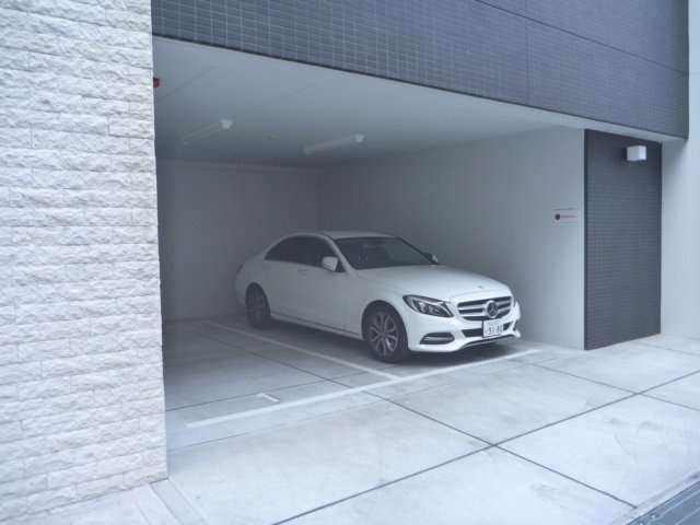ファーストフィオーレ京橋パークフロント BRAVI不動産の駐車場|【ファーストフィオーレ京橋パークフロント】駐車場に車を止められます
