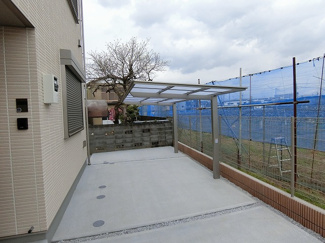 【その他共用部分】 | 屋根付きの駐輪場で雨が降っても大切な自転車が濡れなくてすみますね♪荷物が重いときに自転車があれば助かりますね！