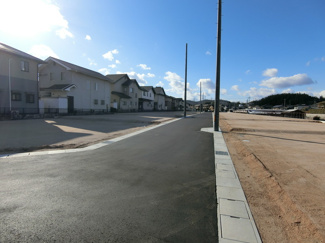 【前面道路含む現地写真】 | 東側より撮影。