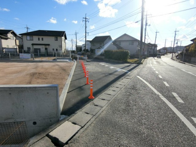 【前面道路含む現地写真】 | 土地　玉島勇崎　全24区画 | 分譲地入口