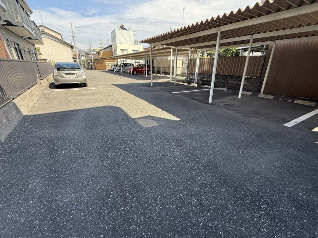 ジーライズ室本町の駐車場