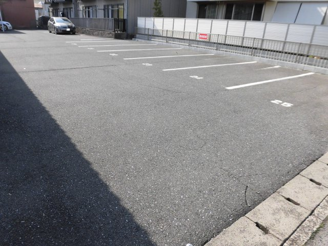 ジーライズ室本町の駐車場