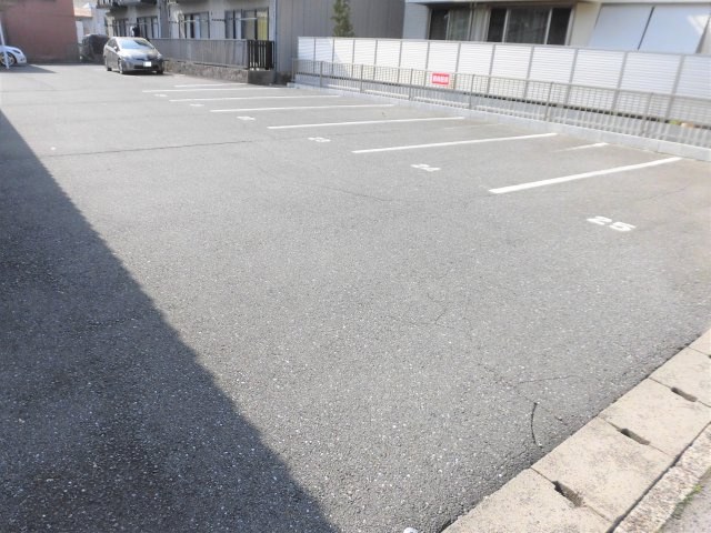 ジーライズ室本町の駐車場
