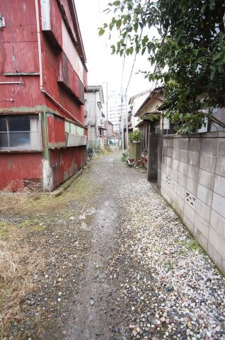 【前面道路含む現地写真】 | 万代６土地 | 前面道路奥側はアパートが立ち並んでおり、本土地もアパート用地向きかもしれません