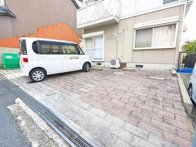 エステートシャルマンBの駐車場|駐車場に車を止められます