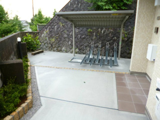 【その他共用部分】 | 屋根付きの駐輪場で雨が降っても大切な自転車が濡れなくてすみますね♪自転車はちょっとした移動手段に便利ですよね！