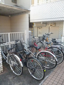 【その他共用部分】 | 敷地内には自転車駐輪スペースがあります！バイクも50㏄までOK♪ちょっとした移動手段に便利ですよね☆