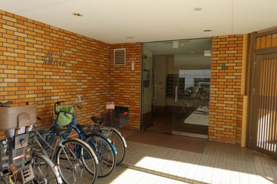 【エントランス】 | ストーク天神ハイム | 徒歩10分圏内に学校や保育園、銀行、スーパーや商店街、公園等が揃う生活至便なエリアです。