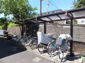 【その他共用部分】 | 屋根付きの駐輪場で雨が降っても大切な自転車が濡れなくてすみますね♪自転車はちょっとした移動手段に便利ですよ！