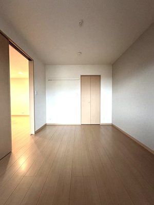 【寝室】 | ビルネフェルト | ※参考写真※西向き洋室6.1帖☆ウォークインクローゼットがあります♪お洋服がスッキリ収納できて、整理しやすくなりますね☆
