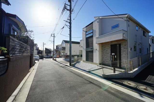保土ヶ谷区新桜ヶ丘１丁目　全６棟新築戸建ての前面道路含む現地写真