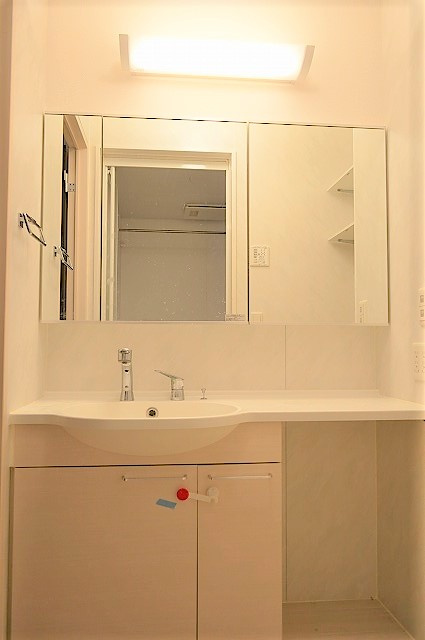 ソラーレスの独立洗面台|写真は同建物の別部屋を参考に掲載しております。
