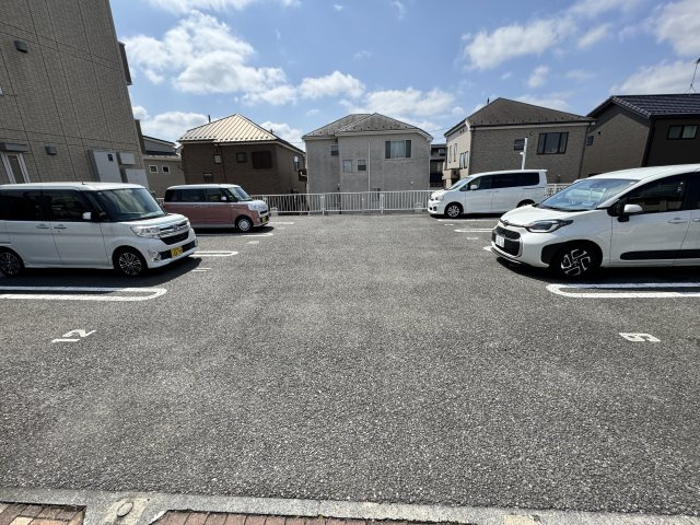 ソラーレスの駐車場