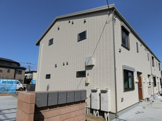 【外観】 | ペットOK♪ワンちゃん・猫ちゃんと一緒に暮らせる築浅2階建てアパート☆スーパーやドラッグストアが近くて便利な住環境です☆2沿線利用可能な「登戸」駅まで徒歩圏内！