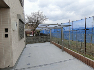 【その他共用部分】 | 屋根付きの駐輪場で雨が降っても大切な自転車が濡れなくてすみますね♪駅まで自転車もおすすめです！