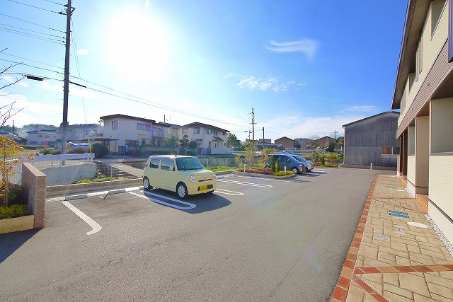 リバーサイド相楽の駐車場|駐車場があるので、車を買う予定の方も安心です