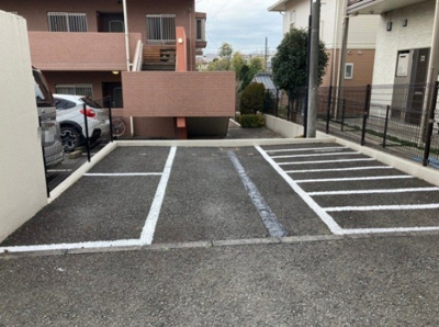 【その他共用部分】 | フルーレ神戸 | 敷地内にバイク置き場・屋根なし駐輪場を完備しています！自転車やバイクがあれば通勤・通学、お買い物にも便利です☆駐輪場が2ヶ所あるのも便利ですね◎