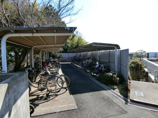 【その他共用部分】 | 屋根付きの駐輪場で雨が降っても大切な自転車が濡れなくてすみますね♪バイク駐輪も有料にて相談可能です！お気軽にご相談ください☆