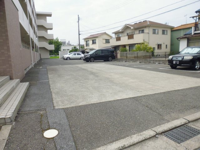 カーサプレミールの駐車場