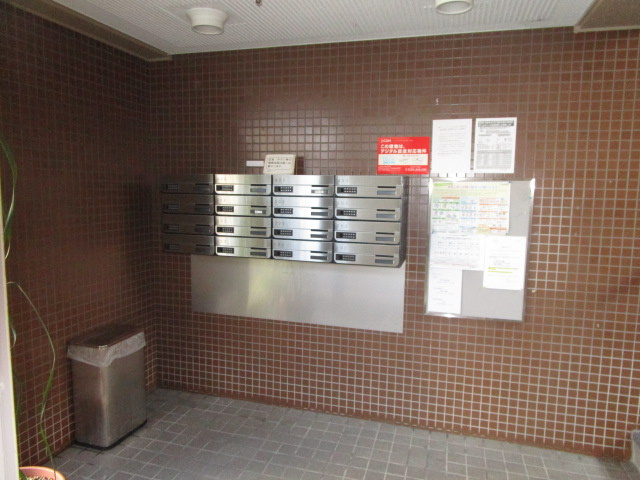 大阪市淀川区十三東１丁目の賃貸マンションのロビー