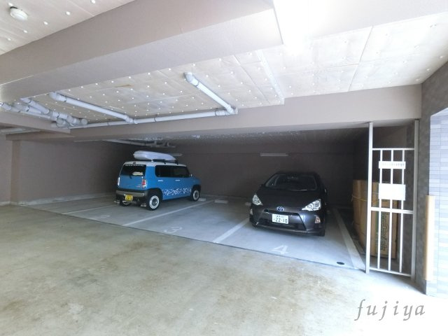コニファーコート常盤台の駐車場