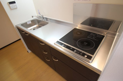 【キッチン】 | レオネクストみやびⅢ | ☆ＩＨコンロ1口＆ラジエントヒーター1口付☆