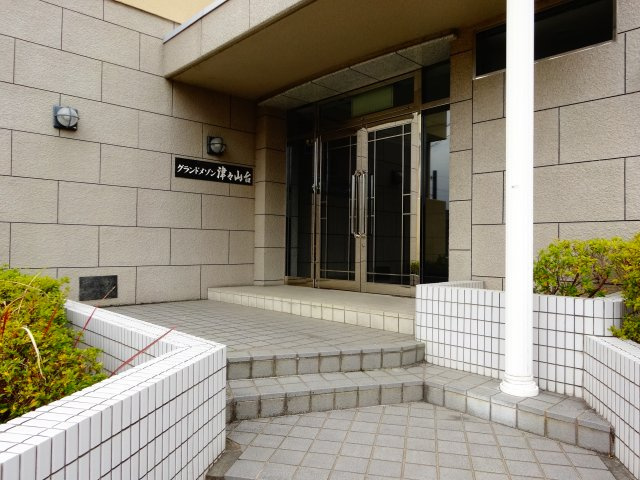 グランドメゾン津々山台のエントランス