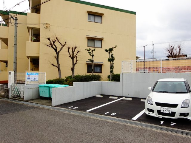 グランドメゾン津々山台の駐車場