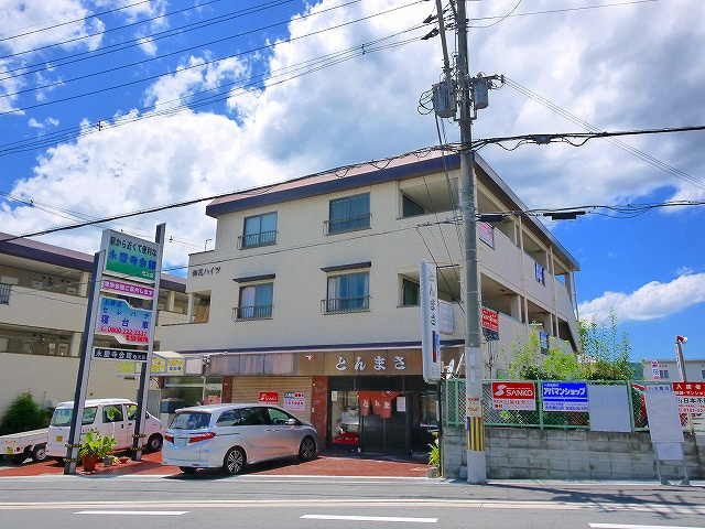 梅花ハイツの駐車場|店舗シャッター全面2台