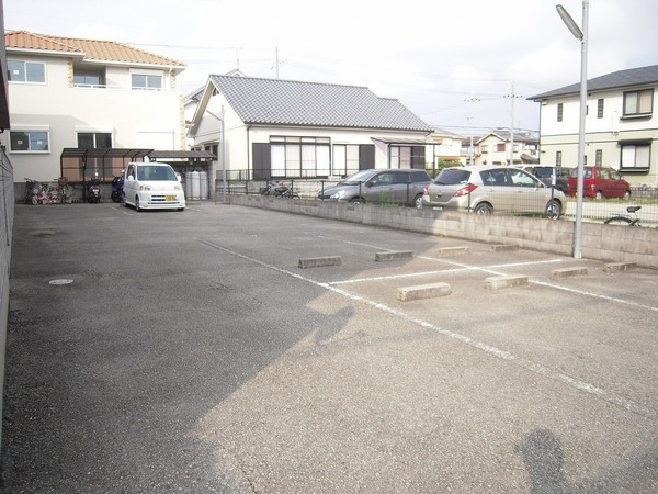 ケスハイツ一色の駐車場
